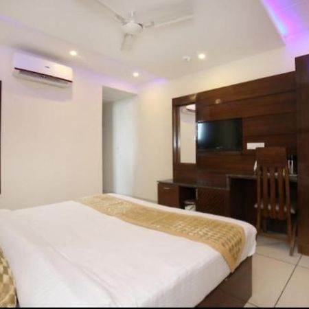 Hotel Silver Palm Zirakpur Exteriör bild