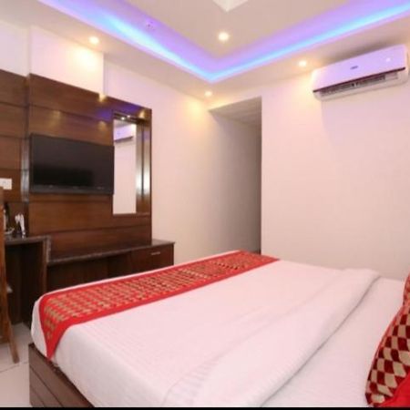 Hotel Silver Palm Zirakpur Exteriör bild