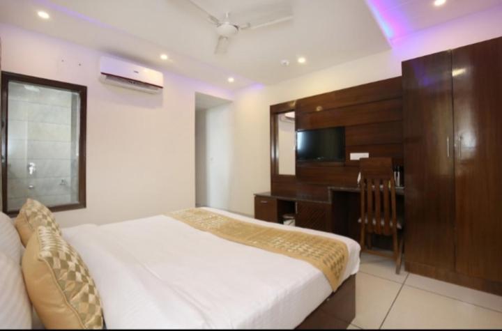 Hotel Silver Palm Zirakpur Exteriör bild