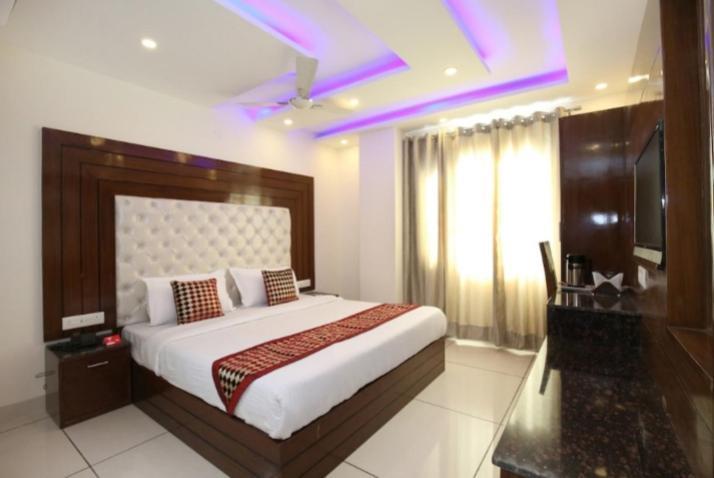Hotel Silver Palm Zirakpur Exteriör bild