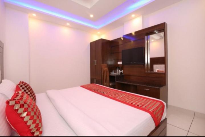 Hotel Silver Palm Zirakpur Exteriör bild