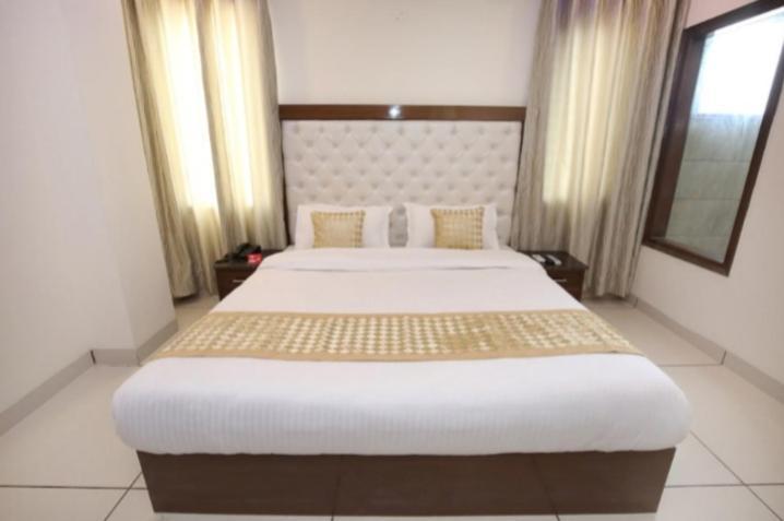 Hotel Silver Palm Zirakpur Exteriör bild
