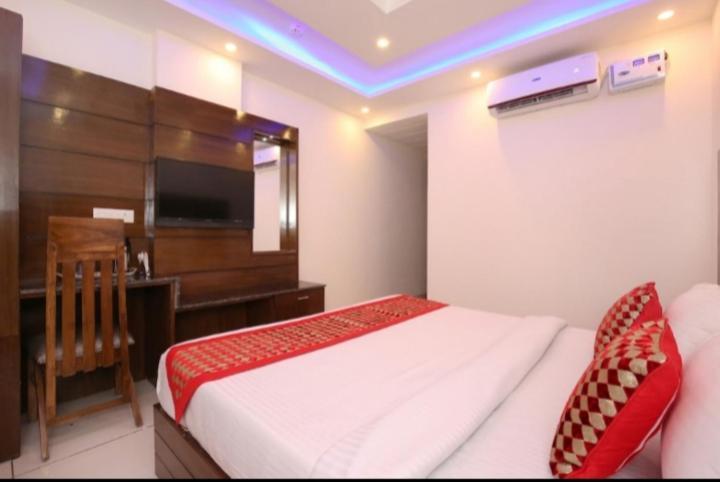 Hotel Silver Palm Zirakpur Exteriör bild