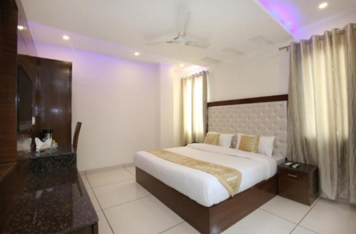 Hotel Silver Palm Zirakpur Exteriör bild