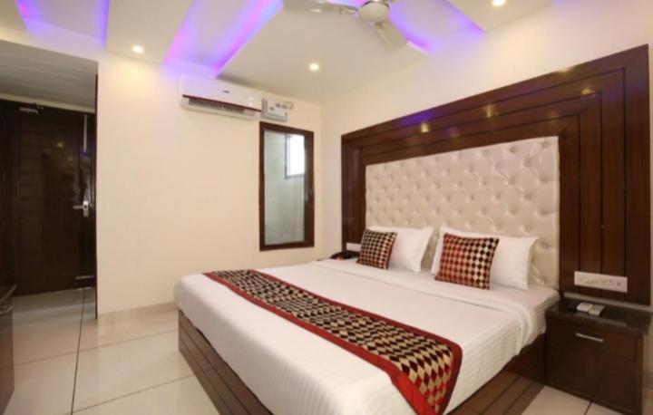 Hotel Silver Palm Zirakpur Exteriör bild