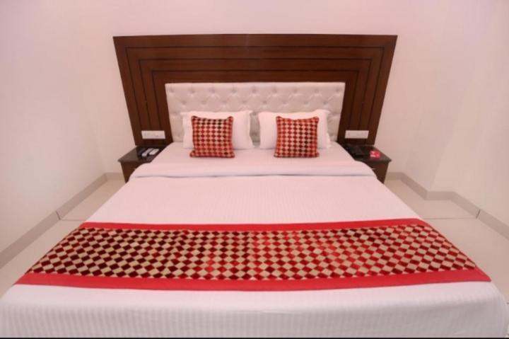 Hotel Silver Palm Zirakpur Exteriör bild